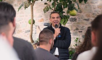 Τσίπρας: Χαμόγελα στην ΕΛΑΣ μετά τη Θεσσαλία - Τα 5 συμπεράσματα της Αμαλίας που "κλειδώνουν" για το προγραμματικό συνέδριο