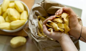 floudes-patatas-sta-karvouna
