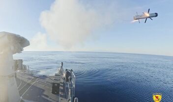 Εντυπωσιακές εικόνες από την άσκηση του Πολεμικού Ναυτικού: Βύθισαν τη φρεγάτα "Μπουμπουλίνα" με τορπίλη στο Αιγαίο (Βίντεο)