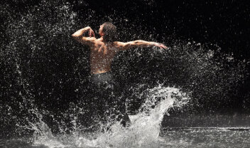 megaro_-vollmond-full_moon-_pina_bausch