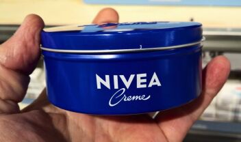 Η εμβληματική μπλε κρέμα Nivea στο κλασικό της κουτί
