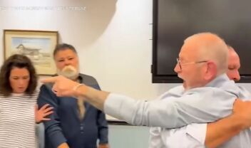 "Ροντέο" σε δημοτικό συμβούλιο Νιού Τζέρσεϊ: Δήμαρχος έχασε την ψυχραιμία του και όρμησε σε πολίτη που του ασκούσε κριτική - Η χειρονομία που πυροδότησε την ένταση (Βίντεο)