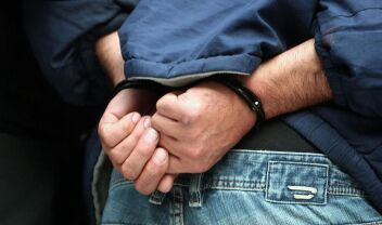 Σαρωνίδα: Συνελήφθη 44χρονος ύστερα από καταγγελία γυναίκας, εκκρεμούσε ένταλμα εις βάρος του για ανθρωποκτονία το 2003