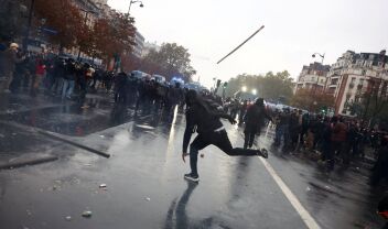Γαλλία: Επεισόδια στη λήξη της πορείας στο Παρίσι, δακρυγόνα και στη Λυών
