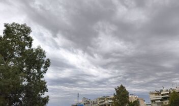 Καιρός: Λίγες νεφώσεις και τοπικές βροχές το Σάββατο, μέχρι 26 βαθμούς ο υδράργυρος - Πότε αλλάζει το σκηνικό