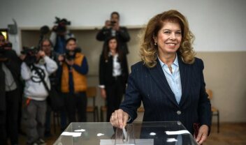 Προεδρικές εκλογές στη Βουλγαρία: Η Ιλιάνα Γιότοβα και ο Αντρέι Γκιούροφ θα αναμετρηθούν στον δεύτερο γύρο - Στο 20% το ποσοστό συμμετοχής