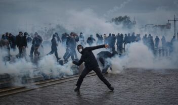 Στις "φλόγες" η Ευρώπη: 1.000 συλλήψεις και τραυματίες στη Γαλλία - Σφοδρά επεισόδια στην Αλβανία, λεηλασίες στην Ισπανία, εισβολή διαδηλωτών στο Κολοσσαίο (Βίντεο)