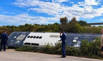 Σοβαρό τροχαίο στην Ιονίο Οδό: Εξετράπη πούλμαν του Πολεμικού Ναυτικού, 13 τραυματίες