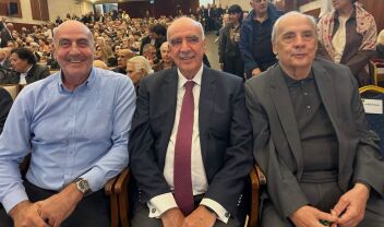Ο Γιώργος Βουλγαράκης, ο Βαγγέλης Μεϊμαράκης και ο Βασίλης Μιχαλολιάκος στην ομιλία του Κώστα Καραμανλή στο Πολεμικό Μουσείο