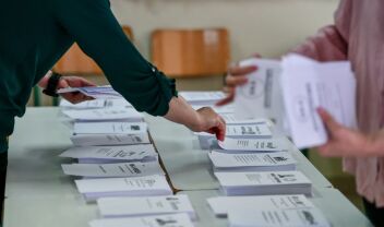 Γιατί κόλλησε η βελόνα των πολιτικών συσχετισμών στις δημοσκοπήσεις