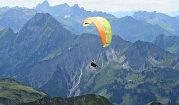 Τραγωδία στην Ισπανία: Νεκροί αλεξιπτωτιστές που συγκρούστηκαν στον αέρα 