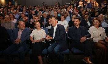 Ο Τσίπρας αφήνει τη µάχη χαρακωµάτων και ρίχνει το βάρος στην Αττική - "Κλειδί" οι δημοσκοπήσεις