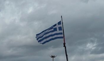 28η Οκτωβρίου: Μεγάλη ελληνική σημαία υψώθηκε στο λιμάνι της Μυκόνου 