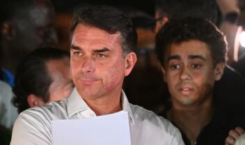 Ο Φλάβιο Μπολσονάρου πετάει προς τον Ισημερινό μετά τη φυγή του από τη Βραζιλία, λένε τα Μέσα της Αργεντινής
