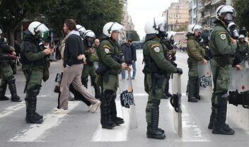 Νέα ένταση στη Θεσσαλονίκη: Ομάδα κουκουλοφόρων επιτέθηκαν με μπουκάλια και πέτρες σε αστυνομικούς των ΜΑΤ