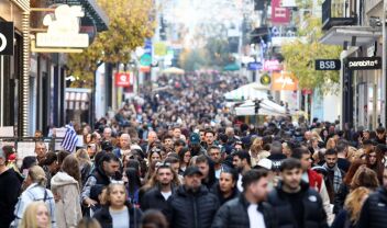 Κίνηση στην οδό Ερμού στο κέντρο της Αθήνας