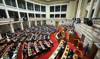 "Καραμπόλες" στα έδρανα της Βουλής