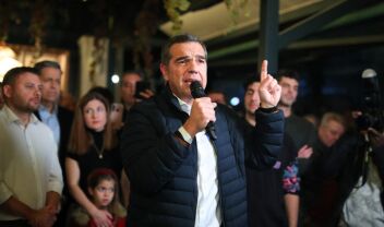 Τσίπρας: "Η ΕΛΑΣ θα είναι το ανάχωμα απέναντι στις ανισότητες της Δεξιάς του Μητσοτάκη"