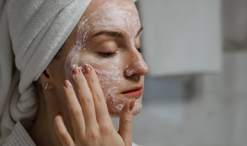 Η μπλε Nivea υπάρχει σχεδόν σε κάθε σπίτι - Δερματολόγος εξηγεί αν αξίζει πραγματικά