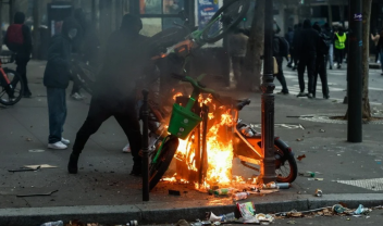 Χάος στη Γαλλία: Νεκρός διαδηλωτής στο Παρίσι, ακρωτηριάστηκε 17χρονος  