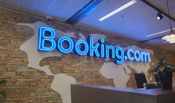 Έρευνα της Ευρωπαϊκής Επιτροπής για την Booking: Στο μικροσκόπιο τα μέτρα προστασίας για τους πελάτες της - Πόσο ευάλωτη είναι σε παραπλανητικές καταχωρίσεις και διαδικτυακές απάτες;