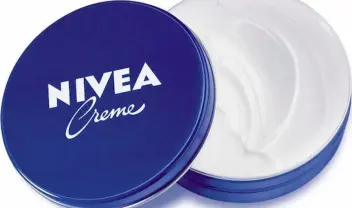 Φαρμακοποιός μιλά για τη θρυλική μπλε Nivea - Τι μπορεί να προσφέρει στις ρυτίδες μετά τα 5