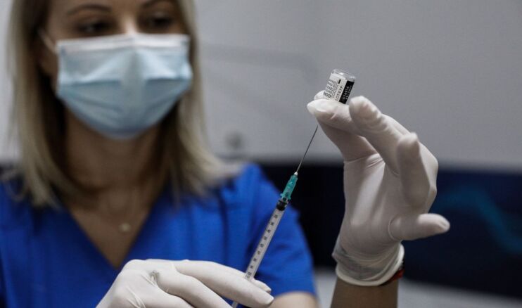 COVID 19: Ξεκίνησαν σήμερα οι εμβολιασμοί - Άνοιξε η πλατφόρμα για τα ραντεβού