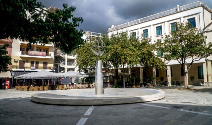 Άρτα: Η Αστυνομία περιμάζεψε νήπιο 3,5 ετών από πεζοδρόμιο και συνέλαβε τον πατέρα και τον παππού του