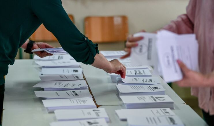 Γιατί κόλλησε η βελόνα των πολιτικών συσχετισμών στις δημοσκοπήσεις