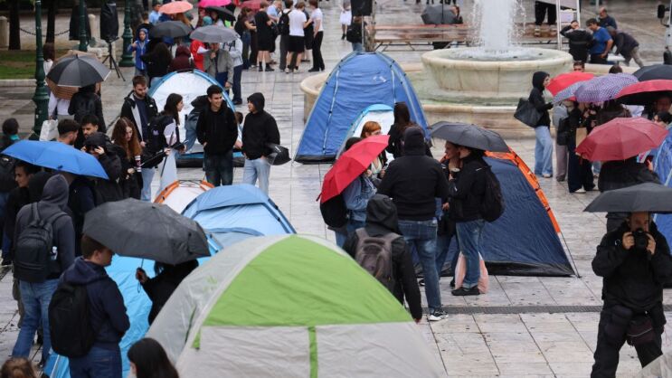 "Δίνουμε 600 ευρώ για ένα στούντιο, η κατάσταση έχει φτάσει στο απροχώρητο": Διαμαρτυρία φοιτητών σε στυλ κάμπινγκ στο Σύνταγμα για τα κόστη σπουδών και στέγης