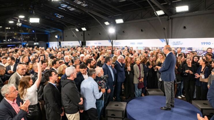 Κοσμοσυρροή στην εκδήλωση Χατζηδάκη για τα 52 χρόνια ΟΝΝΕΔ