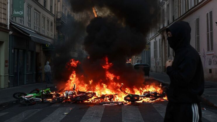 Γαλλία: Νέα επεισόδια στο Παρίσι με δακρυγόνα και αντλίες νερού