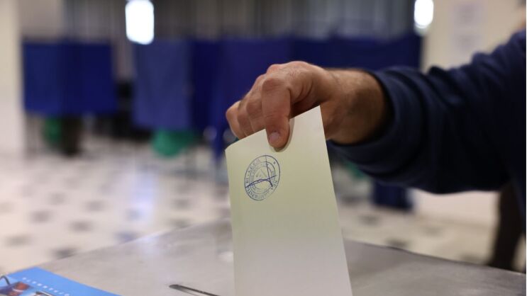 Δημοσκόπηση Interview: Πρώτη η ΝΔ με 30,1%, "μάχη" Τσίπρα - Ανδρουλάκη για τη δεύτερη θέση - Ποιο είναι το μεγαλύτερο πρόβλημα των νοικοκυριών