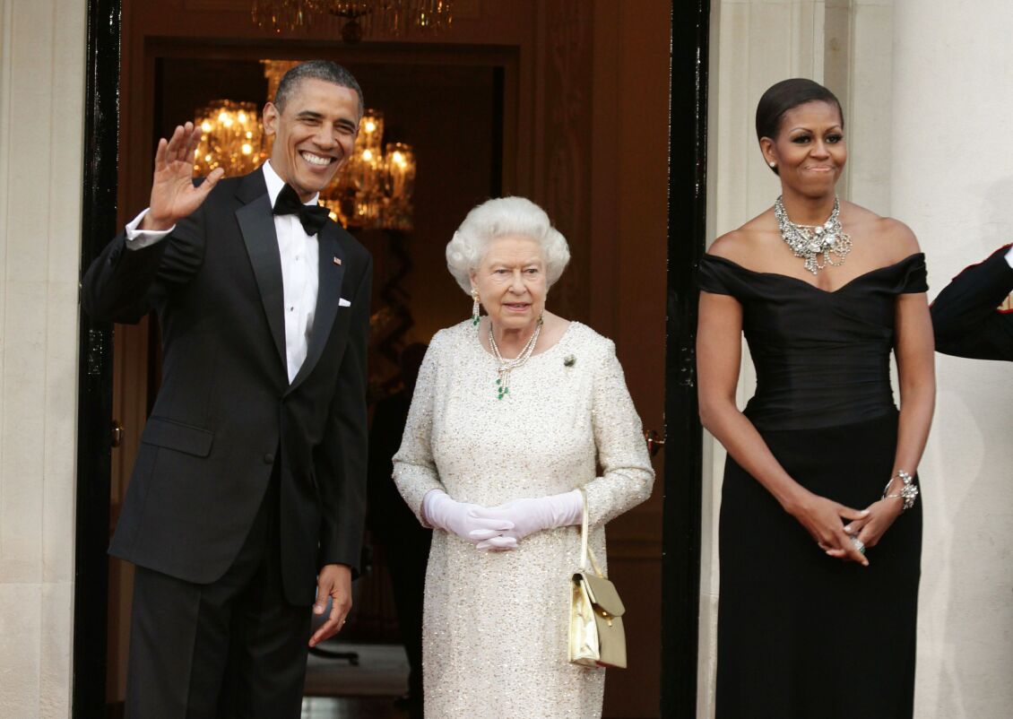 president-barack-obama-and-michelle-obama-greet-queen-news-photo-1654163068