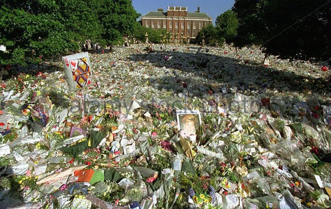 princess-diana-death-31-august-19997-the-flowers-outside-kensington-b4r5fx