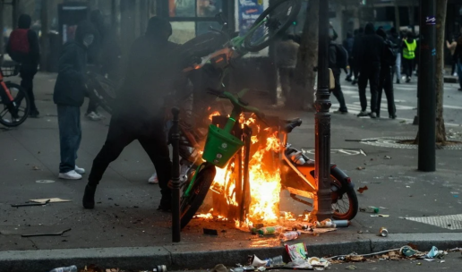 Χάος στη Γαλλία: Νεκρός διαδηλωτής στο Παρίσι, ακρωτηριάστηκε 17χρονος  