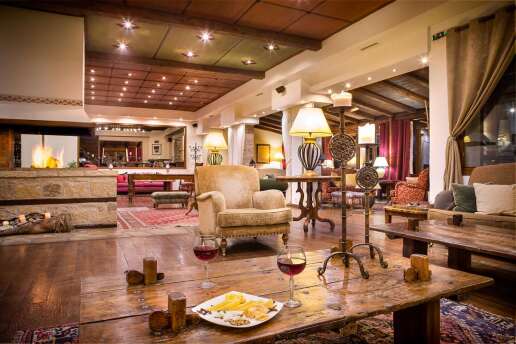 Country-Club-Hotel-Suites-Lounge-Bar-01-1