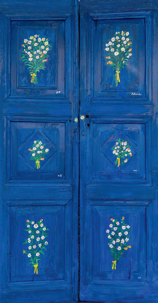 μπλε-πορτα-με-λουλουδια