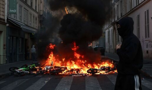 Γαλλία: Νέα επεισόδια στο Παρίσι με δακρυγόνα και αντλίες νερού