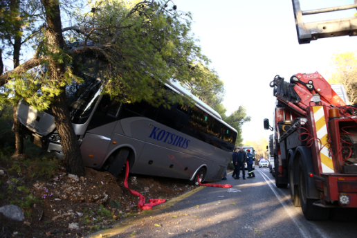 Λεωφόρος Πάρνηθος: Λεωφορείο έπεσε σε δέντρα 
