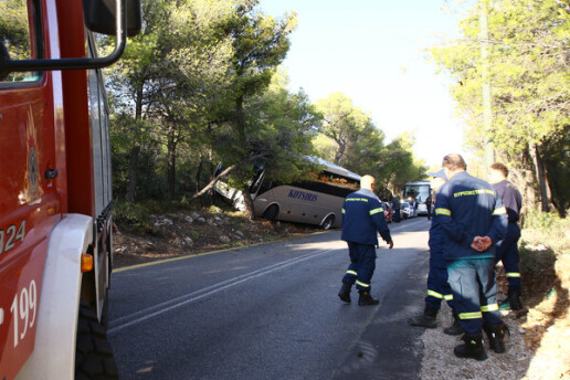 Λεωφόρος Πάρνηθος: Λεωφορείο έπεσε σε δέντρα 