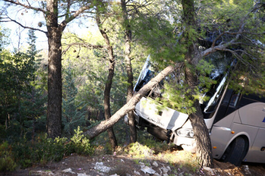 Λεωφόρος Πάρνηθος: Λεωφορείο έπεσε σε δέντρα 
